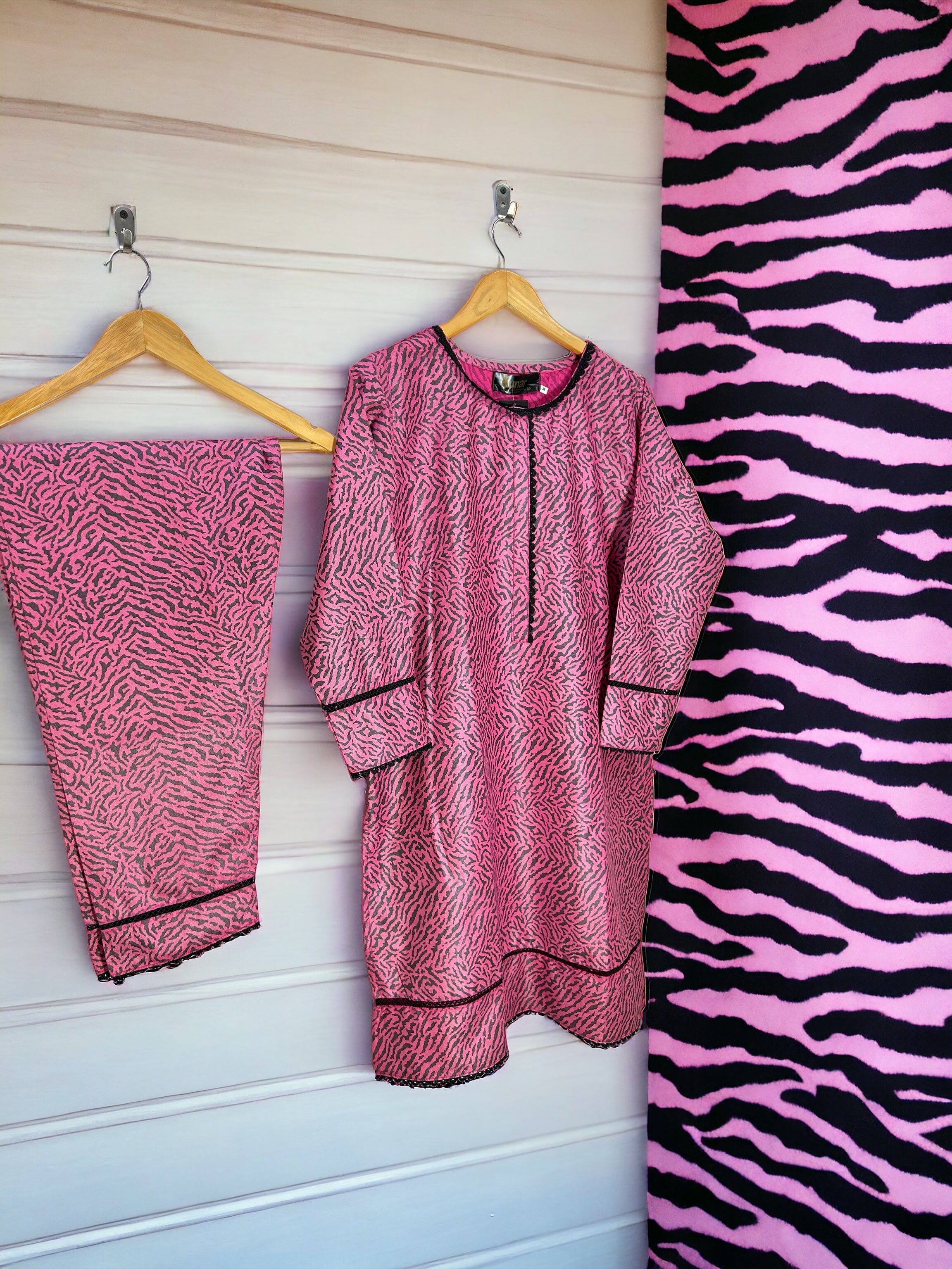 PRICE 1799/-《》🧵KN PINK ZEBRA DIGITAL🪡 زیبرا ڈیجیٹل🧵 || SELF JACQUARD