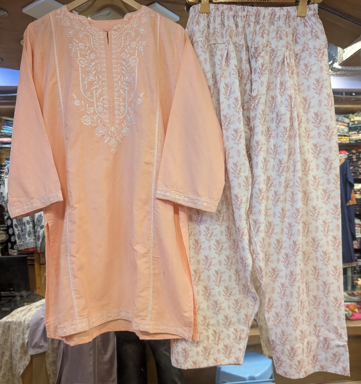 🌼 Self Jacquard Lawn Chicken Kari – Premium 2 Piece Suit