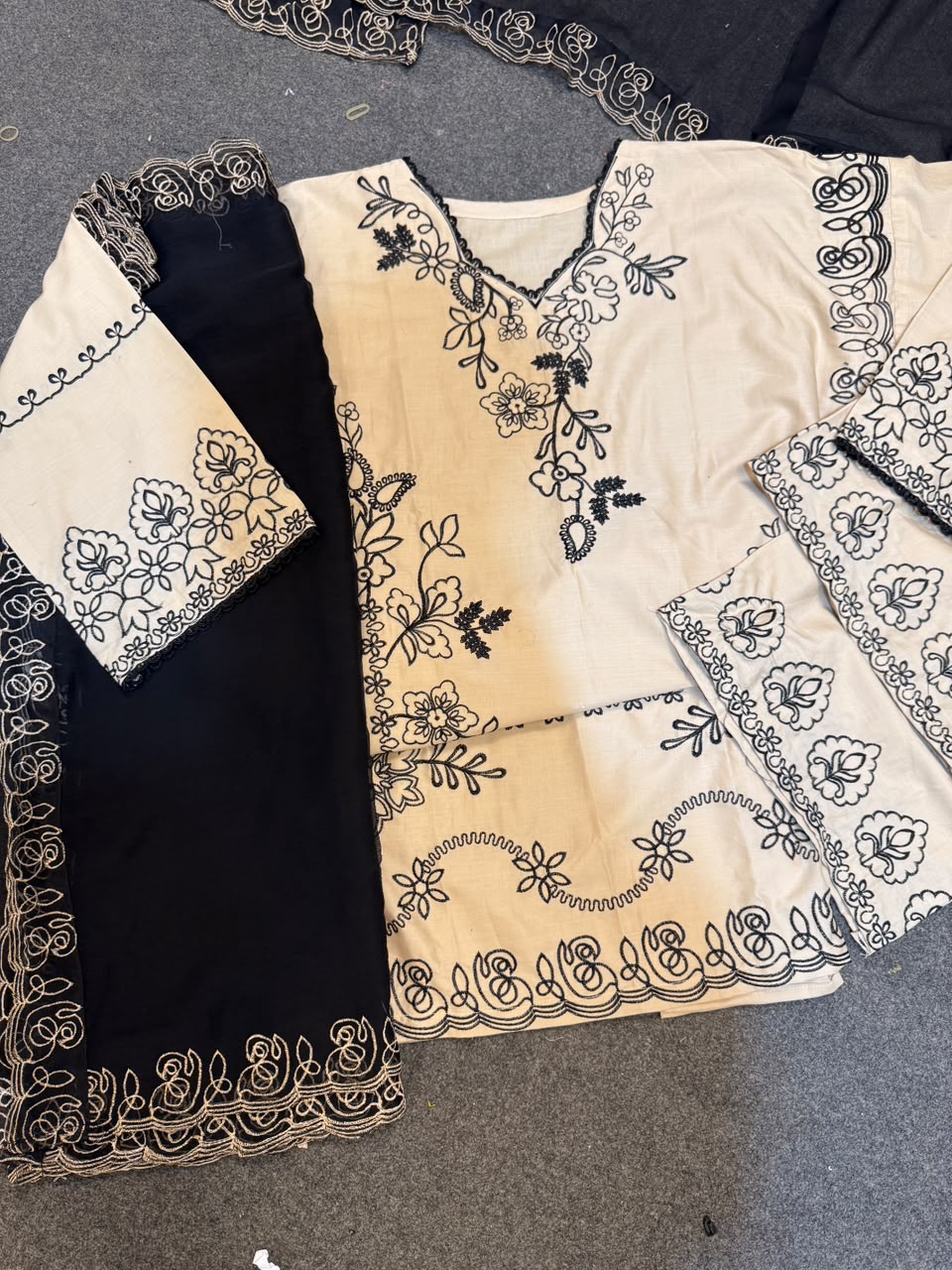 ✨ ETHNC WOMEN EMB 3 PIECE SUIT ✨